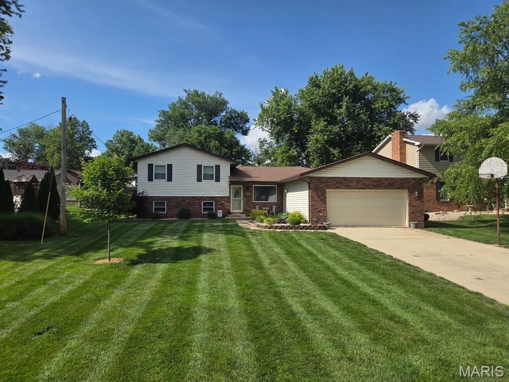 Property Photo:  160 Sunray Drive  IL 62249 