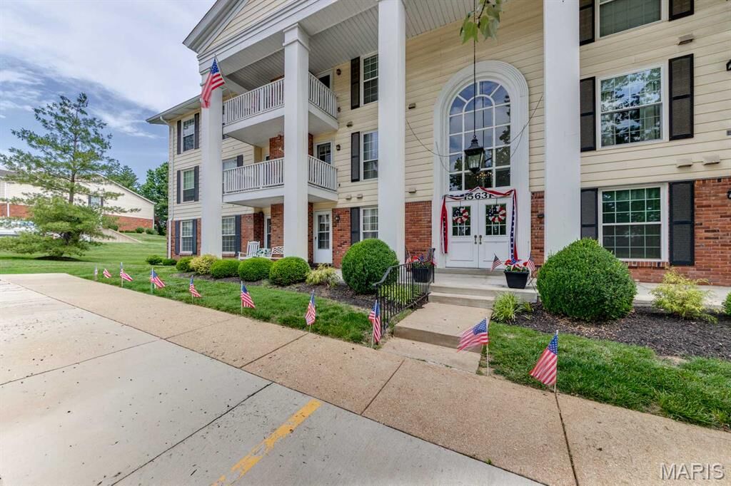 Property Photo: 15631 Hedgeford Court 1 MO 63017