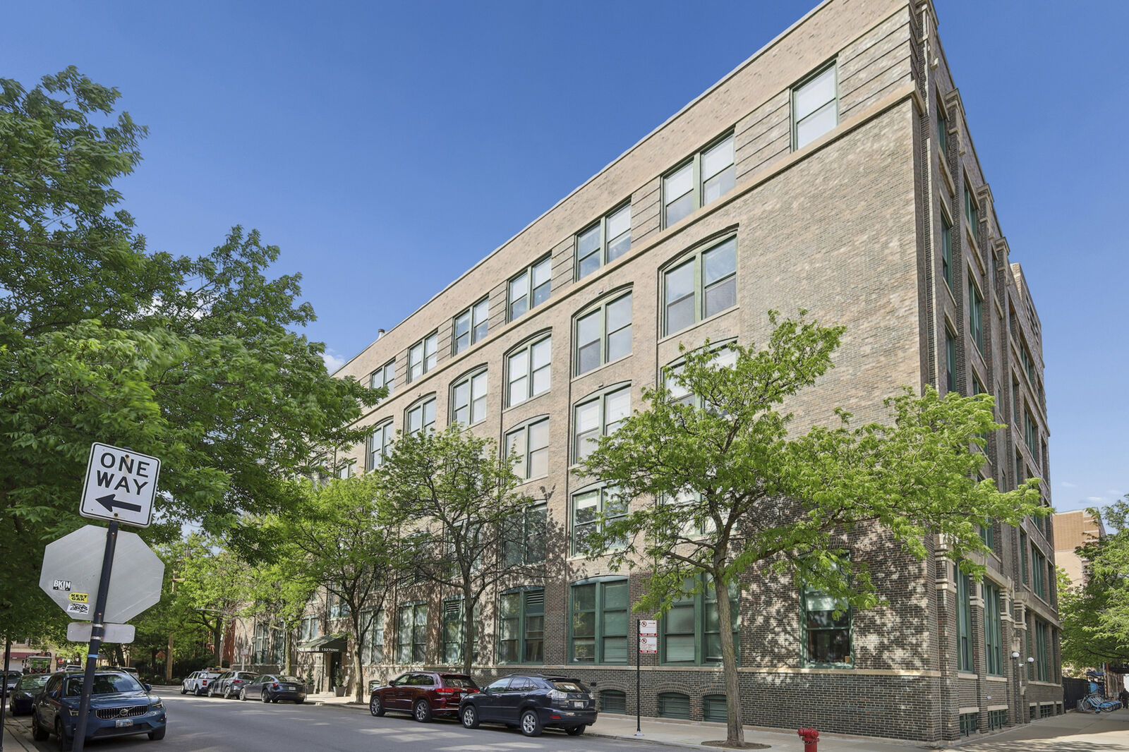 Property Photo: 1327 W Washington Boulevard 4H IL 60607
