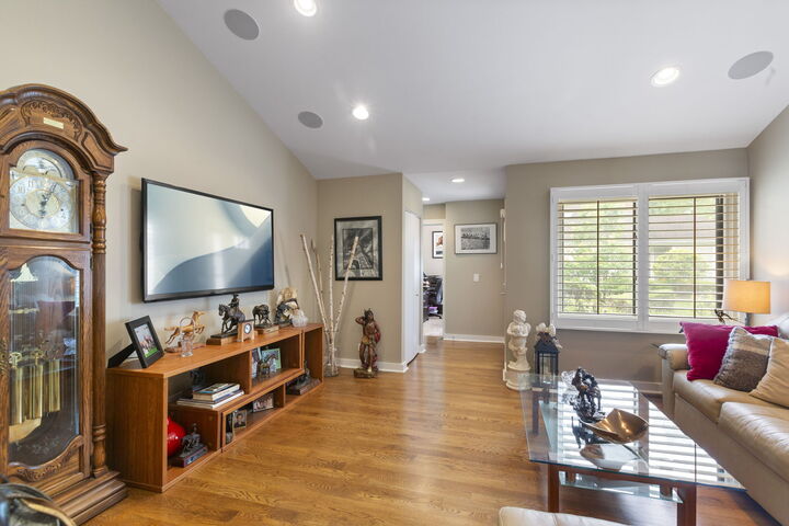 Property Photo: 6 Hastings Lane 6 IL 60069