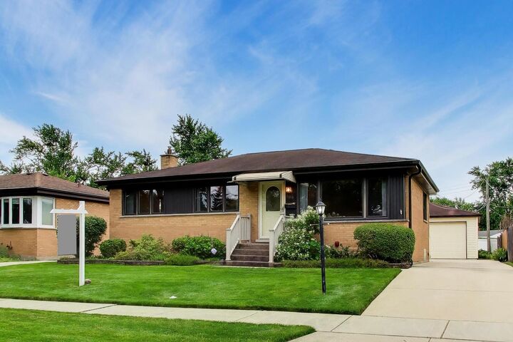 Property Photo: 309 Wisconsin Drive IL 60016
