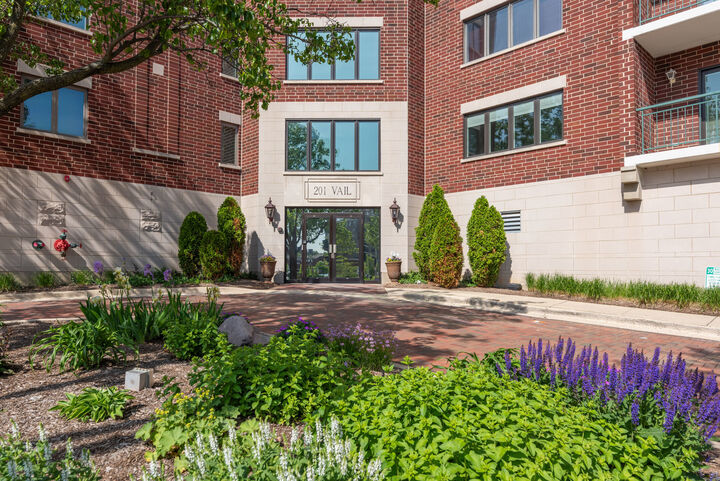 Property Photo:  201 N Vail Avenue 807  IL 60004 