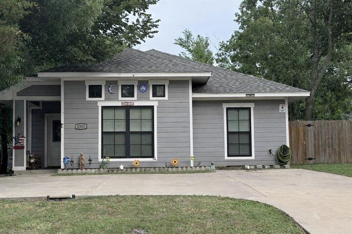 Property Photo:  1305 E 6th Avenue  TX 75110 
