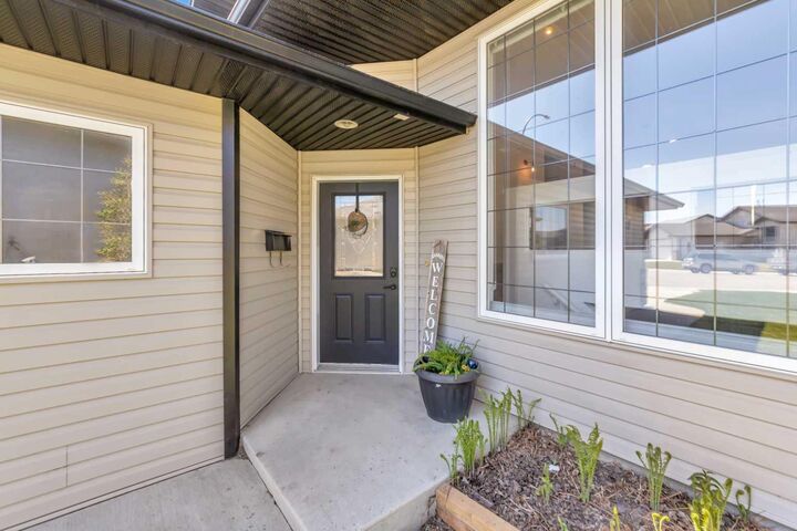 Property Photo:  4814 16 Street  SK S9V 0V6 