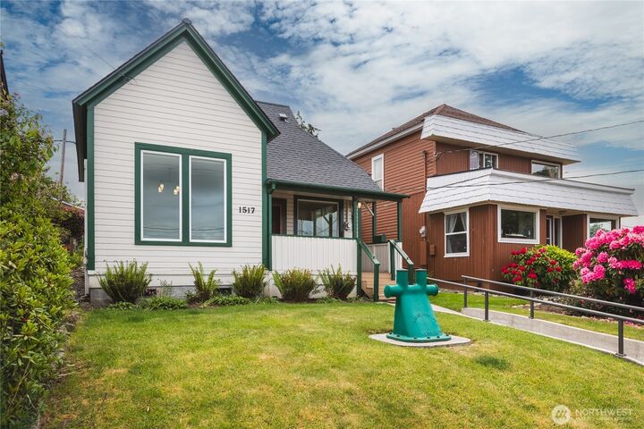 Property Photo:  1517  6th Street  WA 98221 