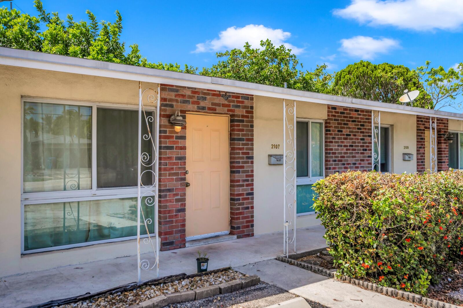 Property Photo: 2107 NE 15th Avenue FL 33305