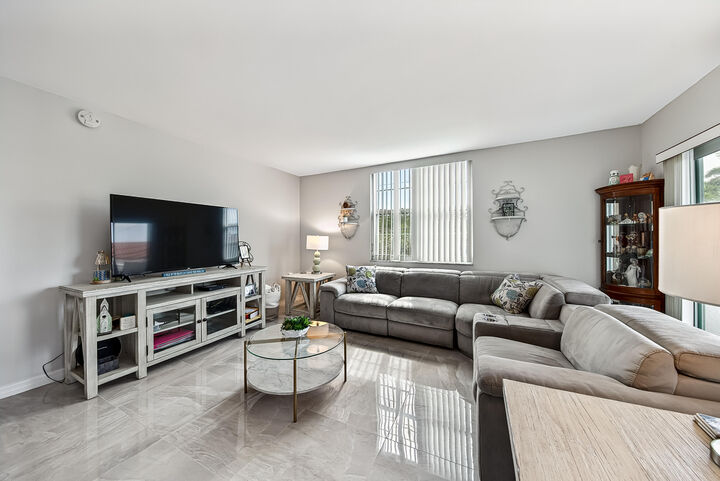 Property Photo:  6000 NE 22nd Way 3A  FL 33308 