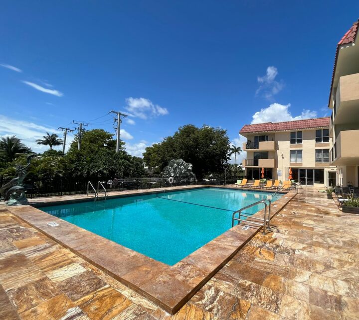Property Photo: 1000 Spanish River Road 1F FL 33432