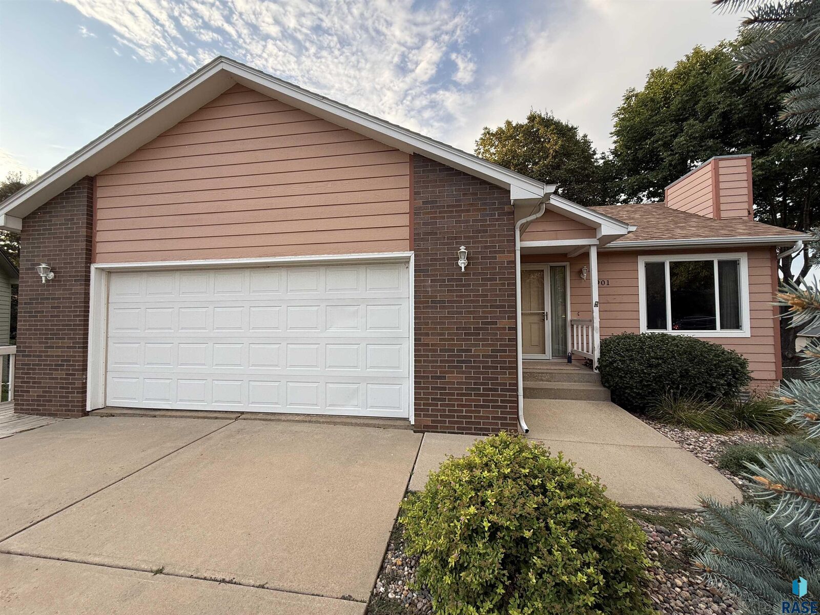 Property Photo: 4901 S Shamrock Cir SD 57106