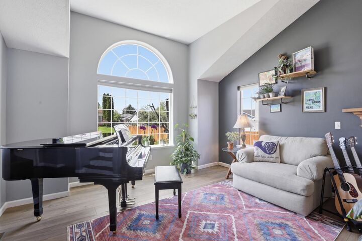 Property Photo:  1020 N Drury Ct  WA 99019 