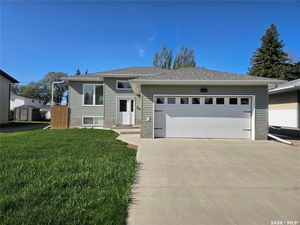 Property Photo: 224 3rd Avenue W SK S0K 4L0