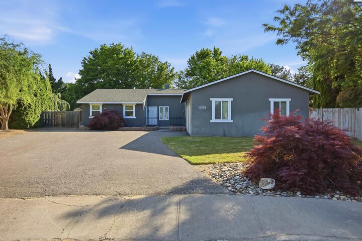 Property Photo: 2508 S Edison Pl WA 99338