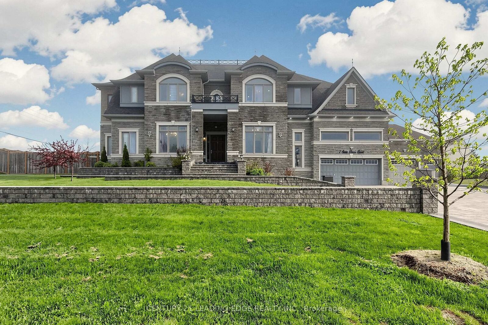 Property Photo: 2 Sam Davis Court ON L4A 4R4