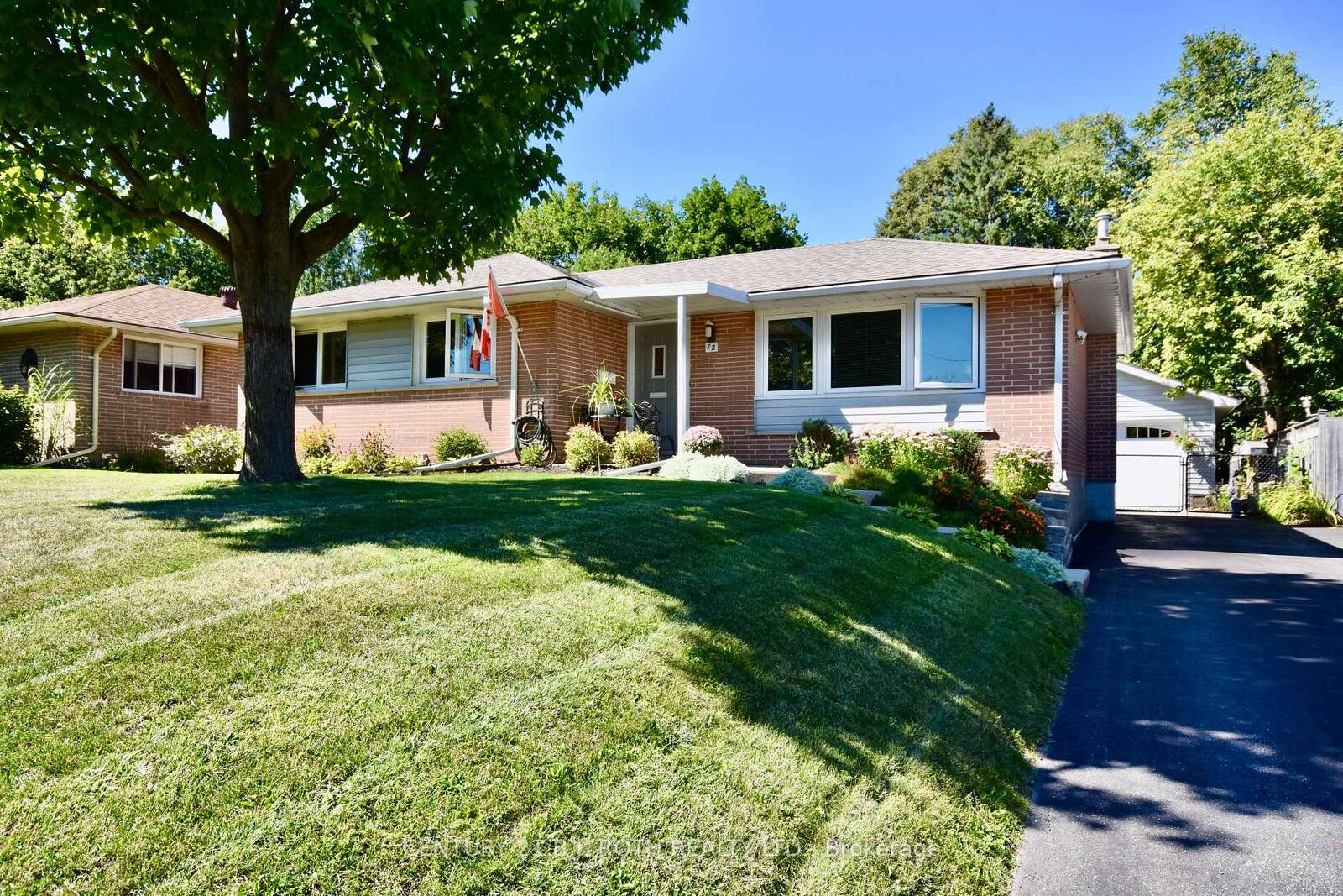 Property Photo:  72 Rose Street  ON L4M 2T2 