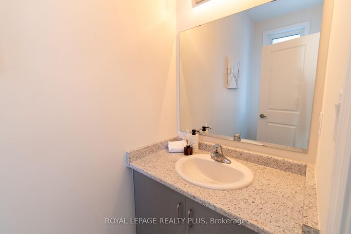 Property Photo:  147 Dovedale Drive  ON L4P 0S6 