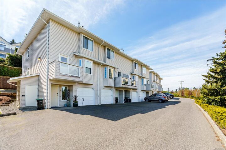 Property Photo: 1663 Dufferin Cres 3 BC V9S 5T4