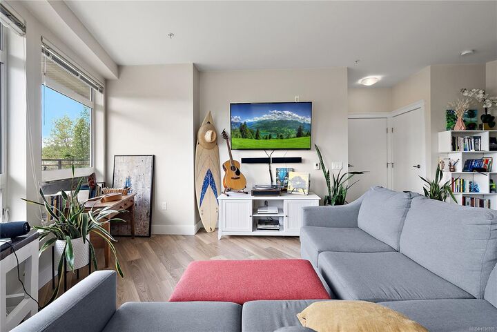 Property Photo:  935 Cloverdale Ave 307  BC V8X 2T4 