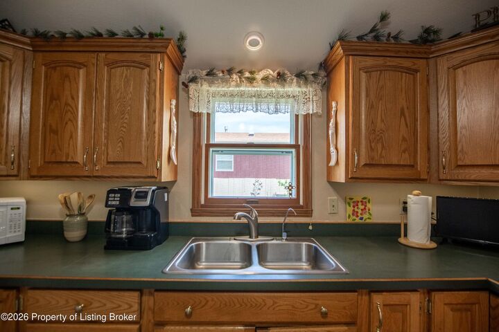 Property Photo:  305 4th Avenue SW  ND 58623 
