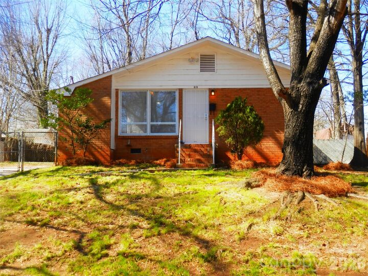 Property Photo:  815 Echo Glen Road  NC 28213 
