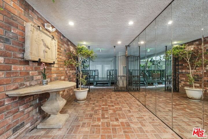 Property Photo:  1375 Kelton Ave  CA 90024 