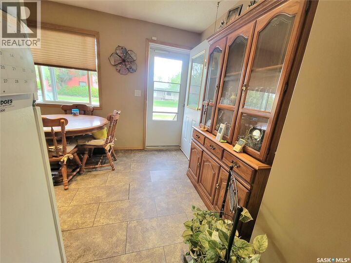 Property Photo:  303 3 Street E  SK S0K 4W0 