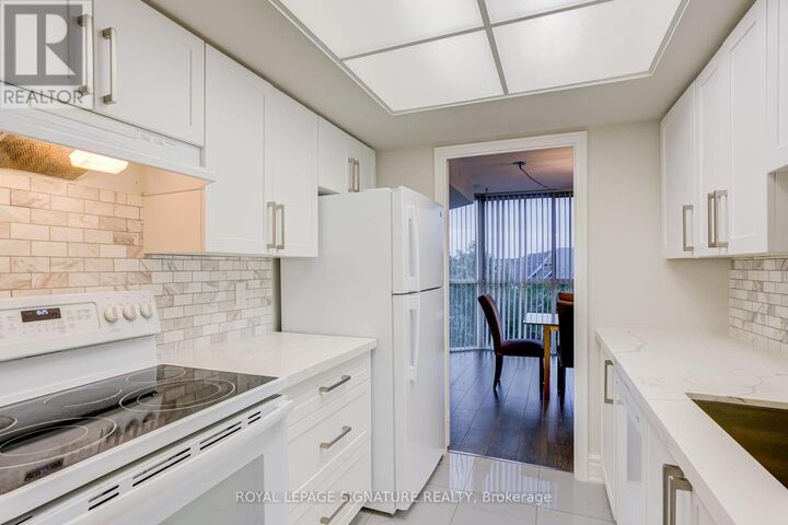 Property Photo: 880 Dundas Street West 405 ON L5C 4H3