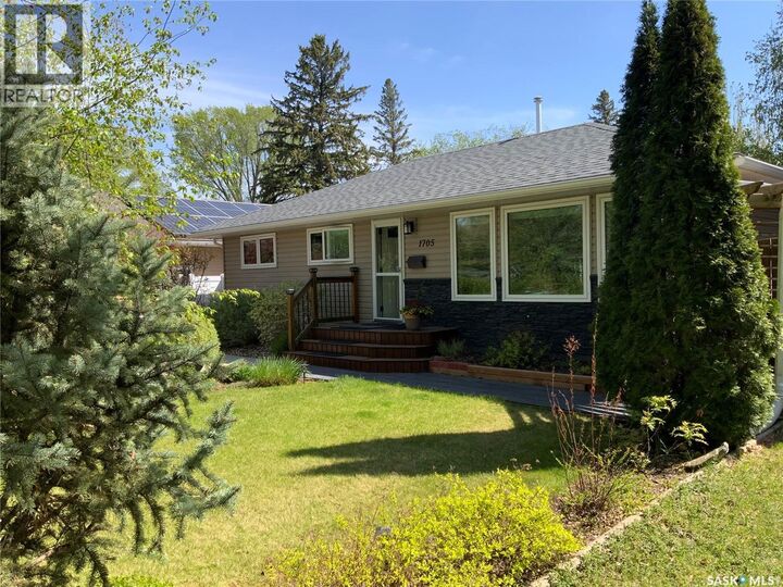 Property Photo:  1705 Wiggins Avenue S  SK S7H 2K1 