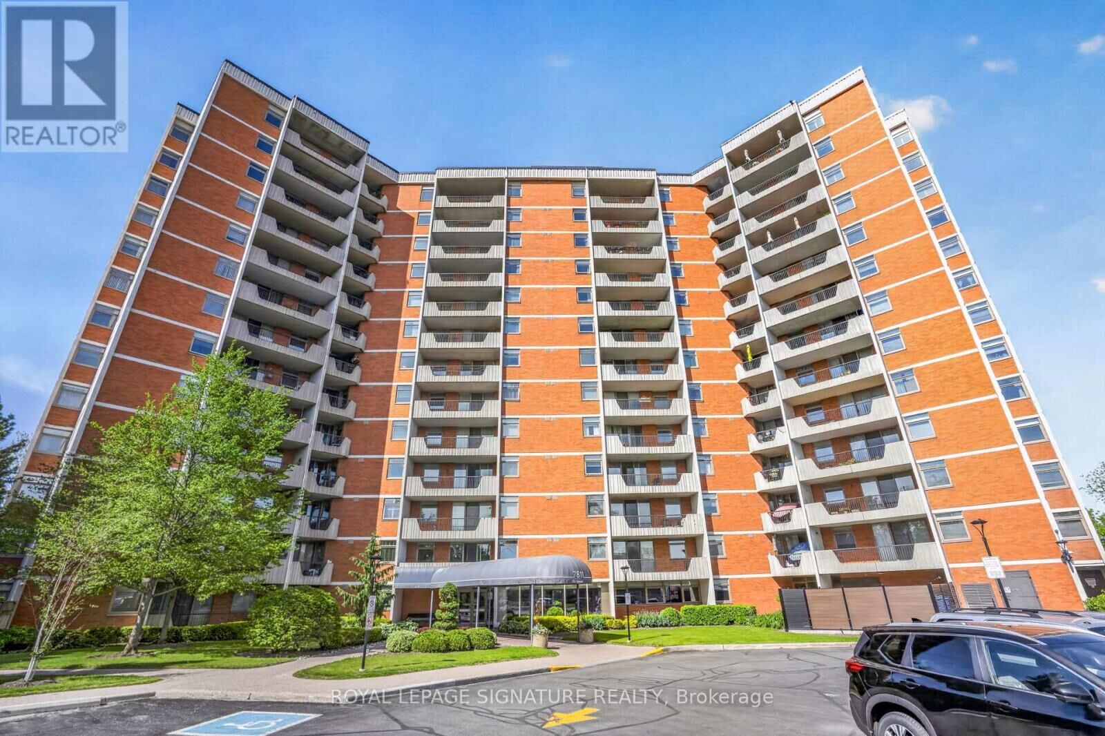 Property Photo: 7811 Yonge Street 103 ON L3T 4S3