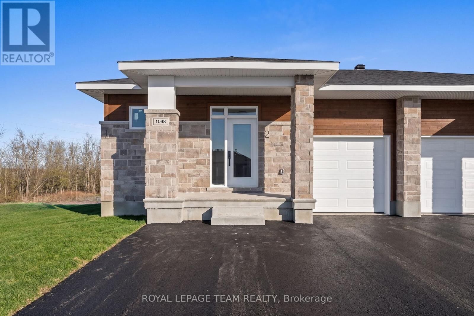 Property Photo:  1098 Moore Street 1  ON K6V 0H2 