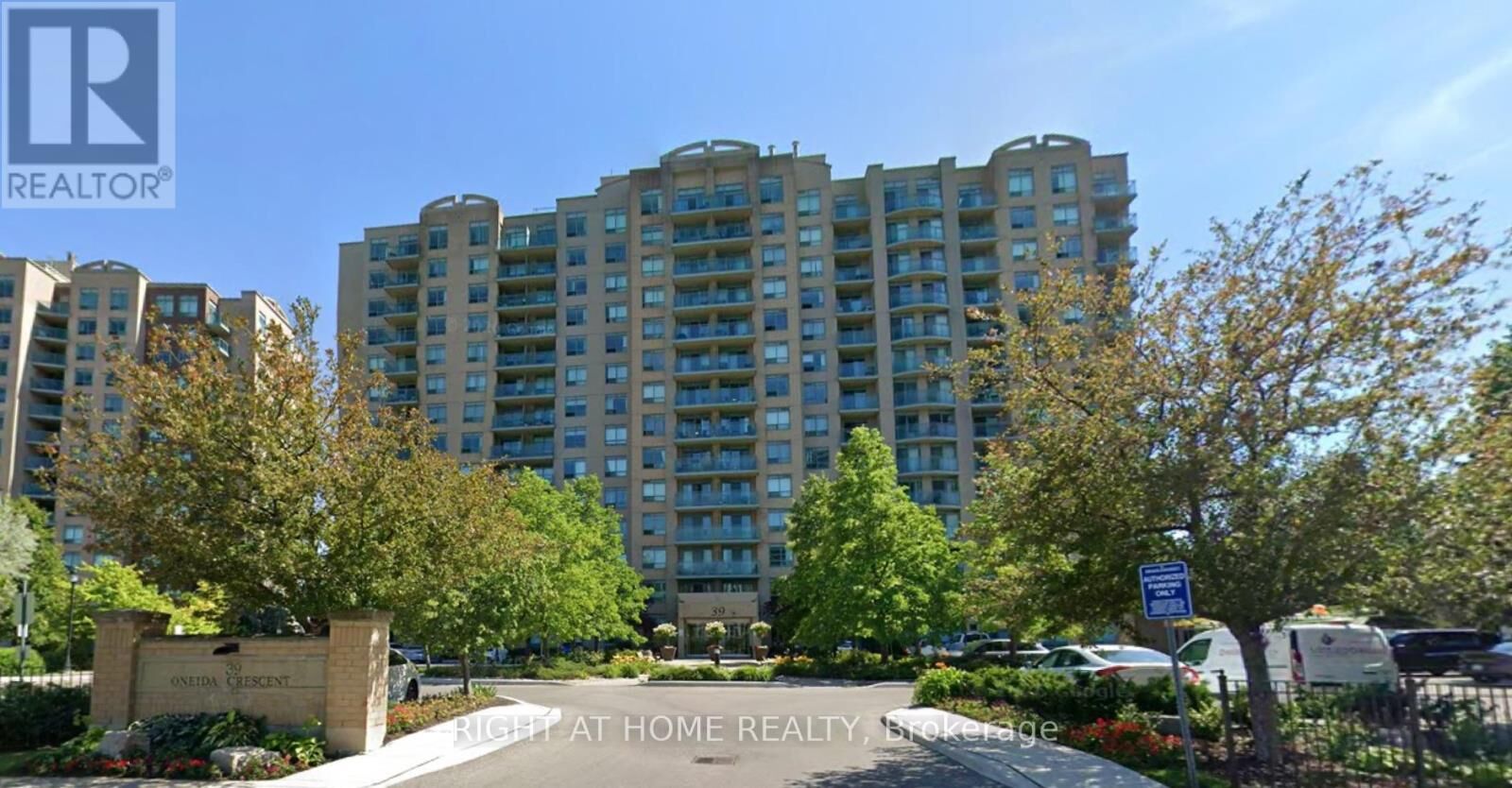 Property Photo: 39 Oneida Crescent 1121 ON L4B 4T9