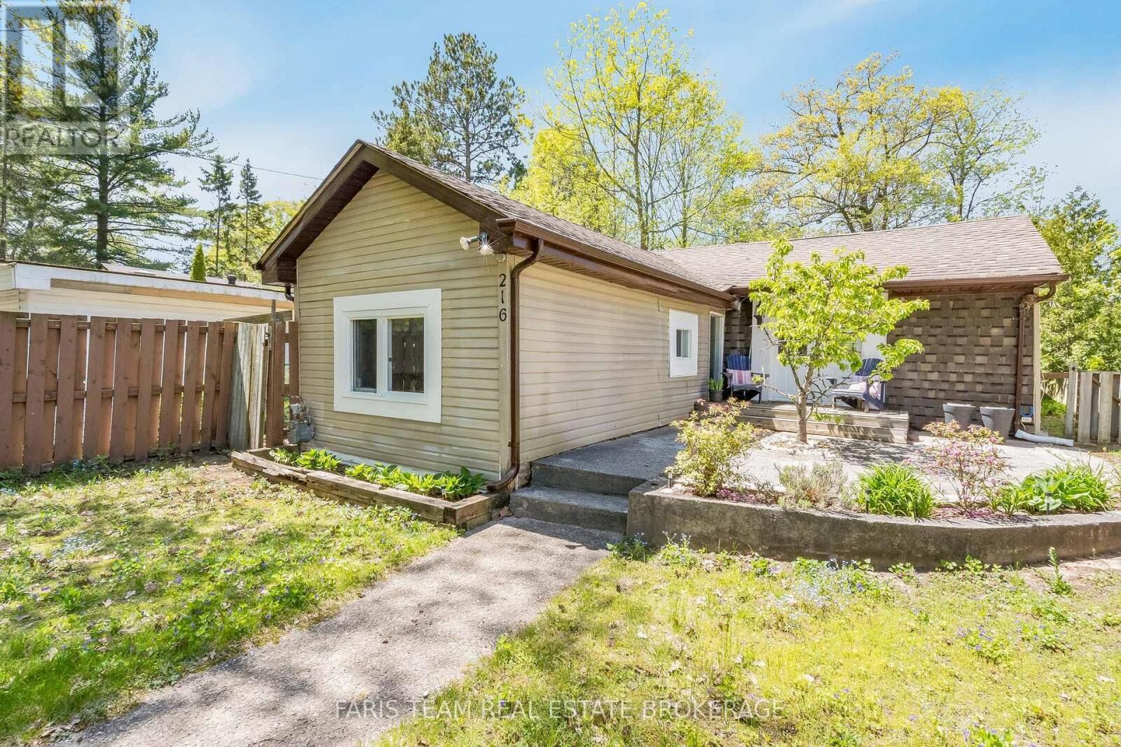 Property Photo:  216 Oxbow Park Drive  ON L9Z 2V7 