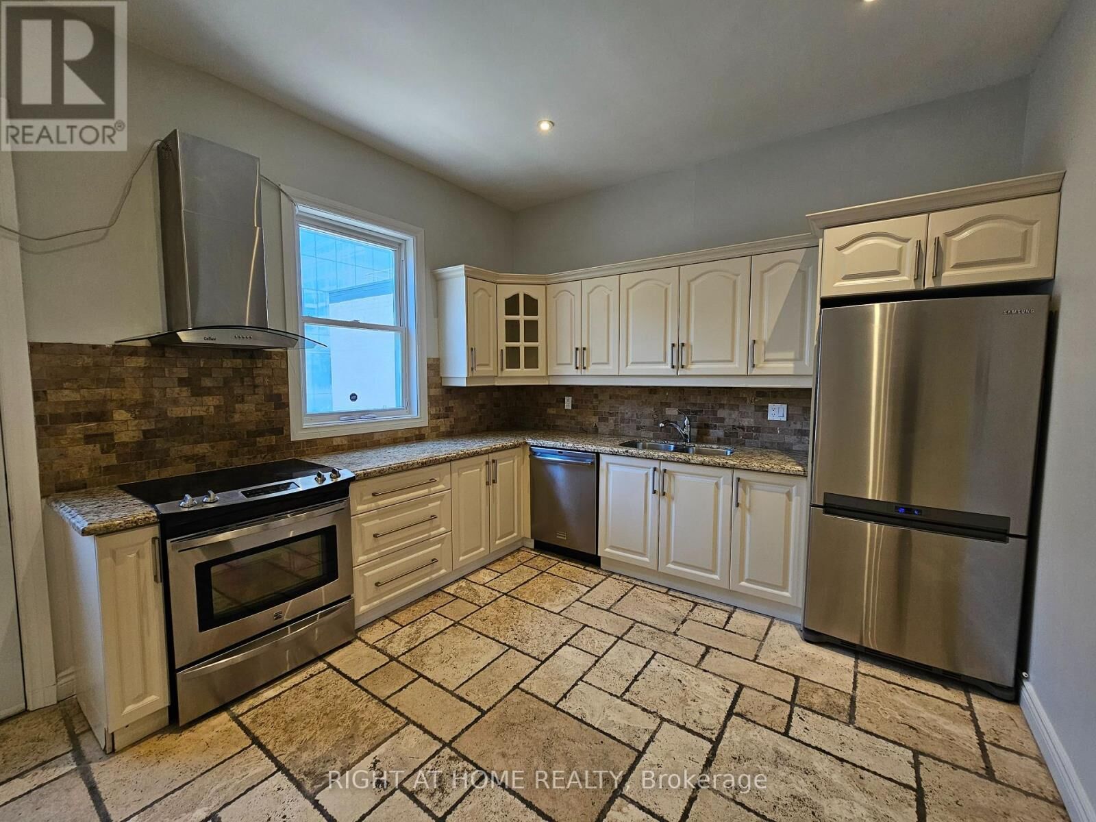 Property Photo:  550 Yonge Street 3F  ON M4Y 1Y8 