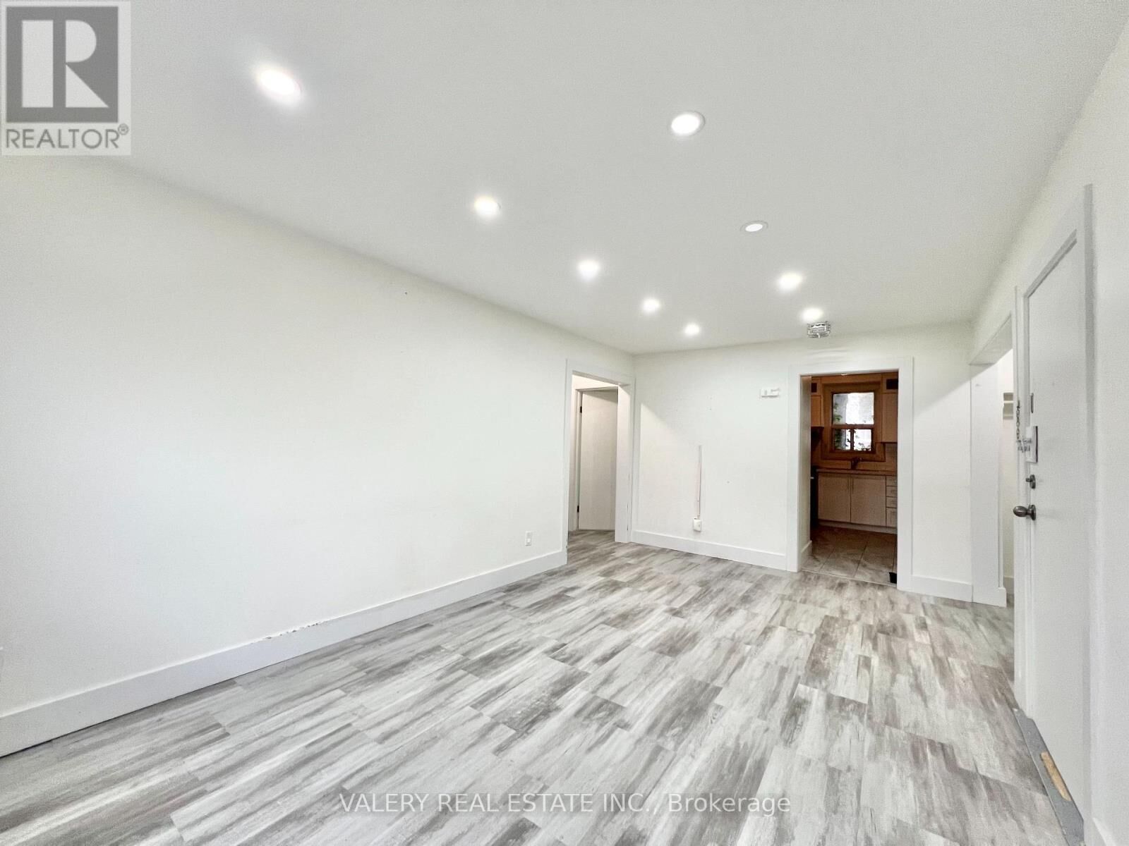Property Photo:  15 Stavebank Road North 4  ON L5G 2T2 