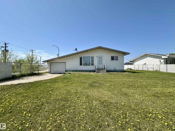 Property Photo: 5001 Parkview Crescent AB T9M 1S7