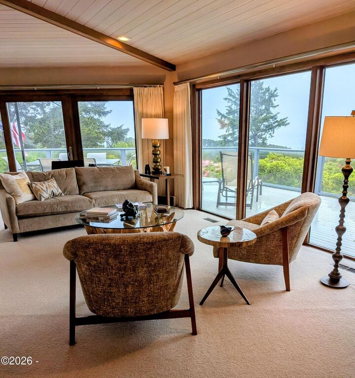 Property Photo: 5 Ridge Crest Rd Road OR 97388