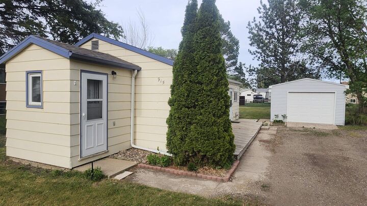 Property Photo: 915 37th St SE ND 58701
