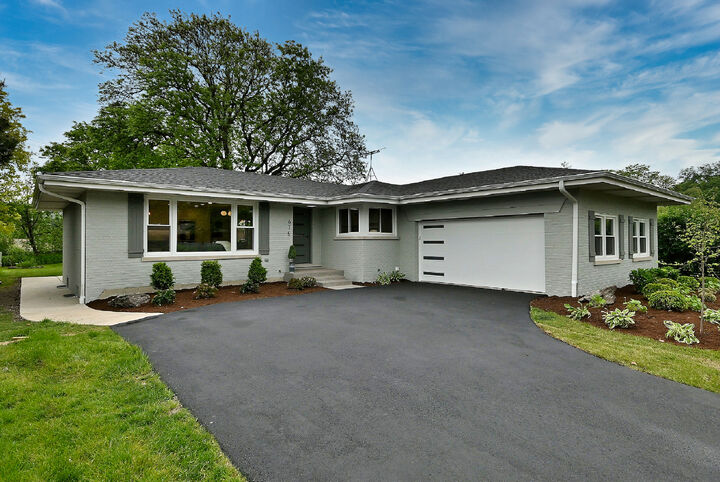 Property Photo:  675 S Edgewood Avenue  IL 60126 