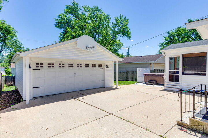 Property Photo: 1011 N Haddow Avenue IL 60004