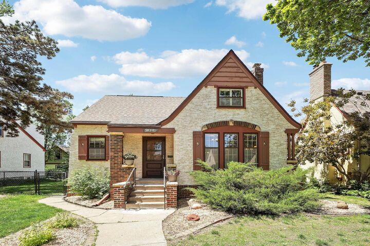 Property Photo: 1525 Asbury Street MN 55108