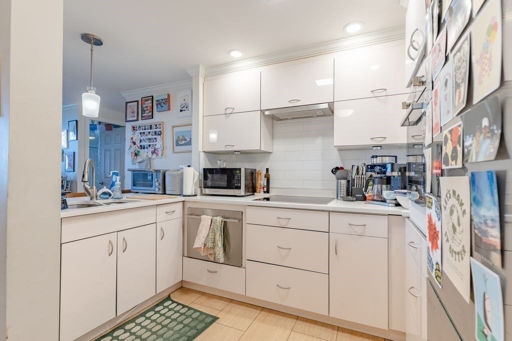 Property Photo: 19 Winchester 806 MA 02446