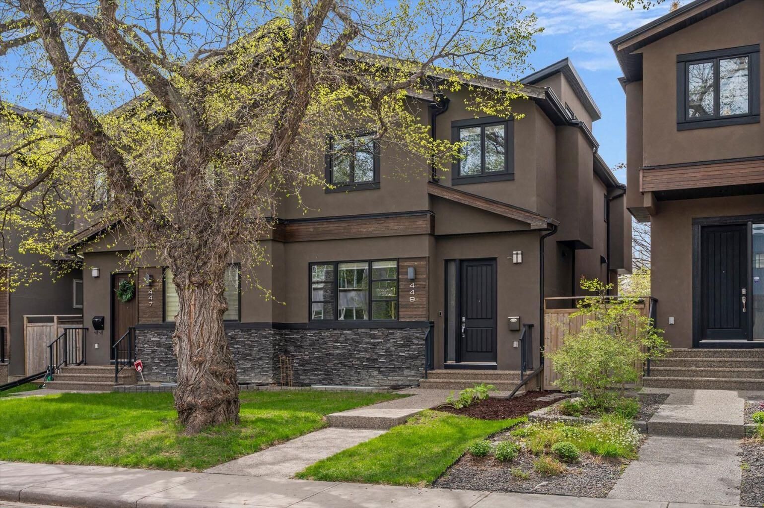 Photo de la propriété:  449 28 Avenue NW  AB T2M 2K7 