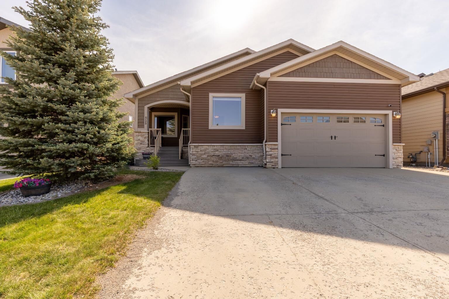 Property Photo: 525 Edinburgh Road W AB T1J 5A8