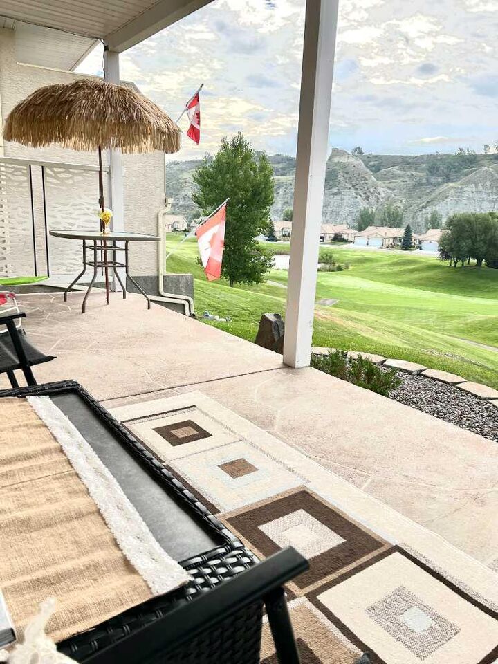 Property Photo: 410 Canyon Boulevard W B AB T1K 6V2