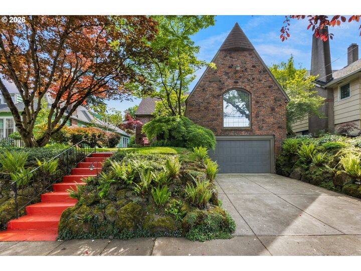 Property Photo:  608 NE Floral Pl  OR 97232 