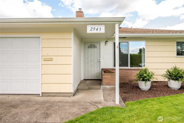 Property Photo:  2943  Magnolia Street  WA 98632 