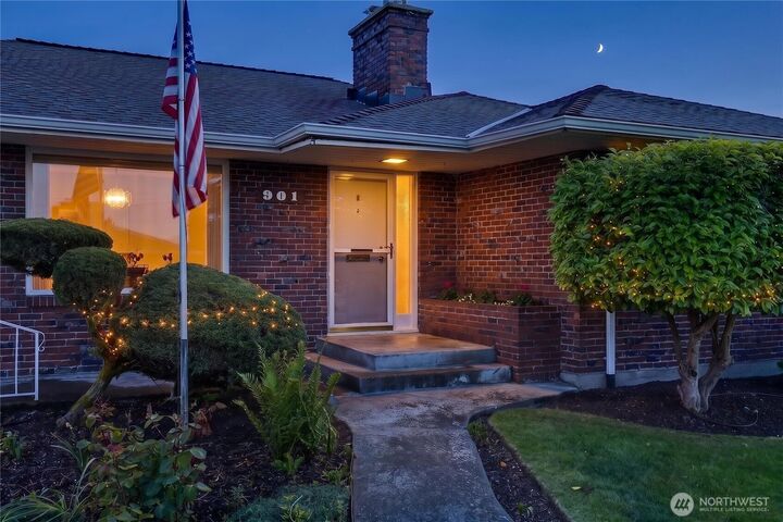 Property Photo: 901 Rucker Avenue WA 98201