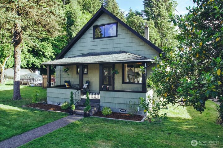 Property Photo:  512 E Pear Street  WA 98531 