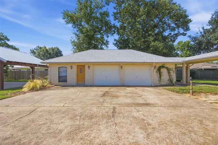 Property Photo: 917 W Lagrange Street W LA 70605