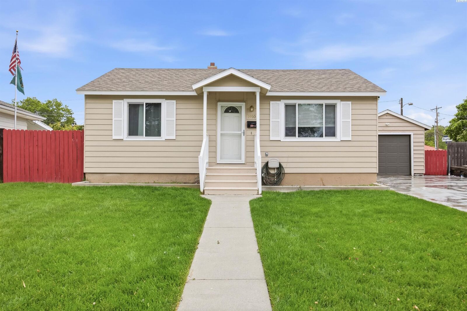 Property Photo:  1910 Everest Ave  WA 99354 