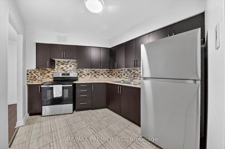 Property Photo: 3555 Derry Road E 712 ON L4T 1B2